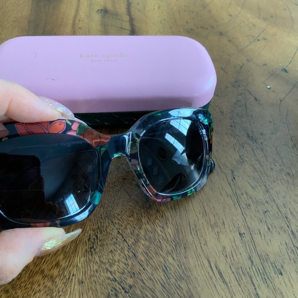 Kate Spade Floral Pattern Sunglasses with Pink and Green Case - Picture 4 of 5